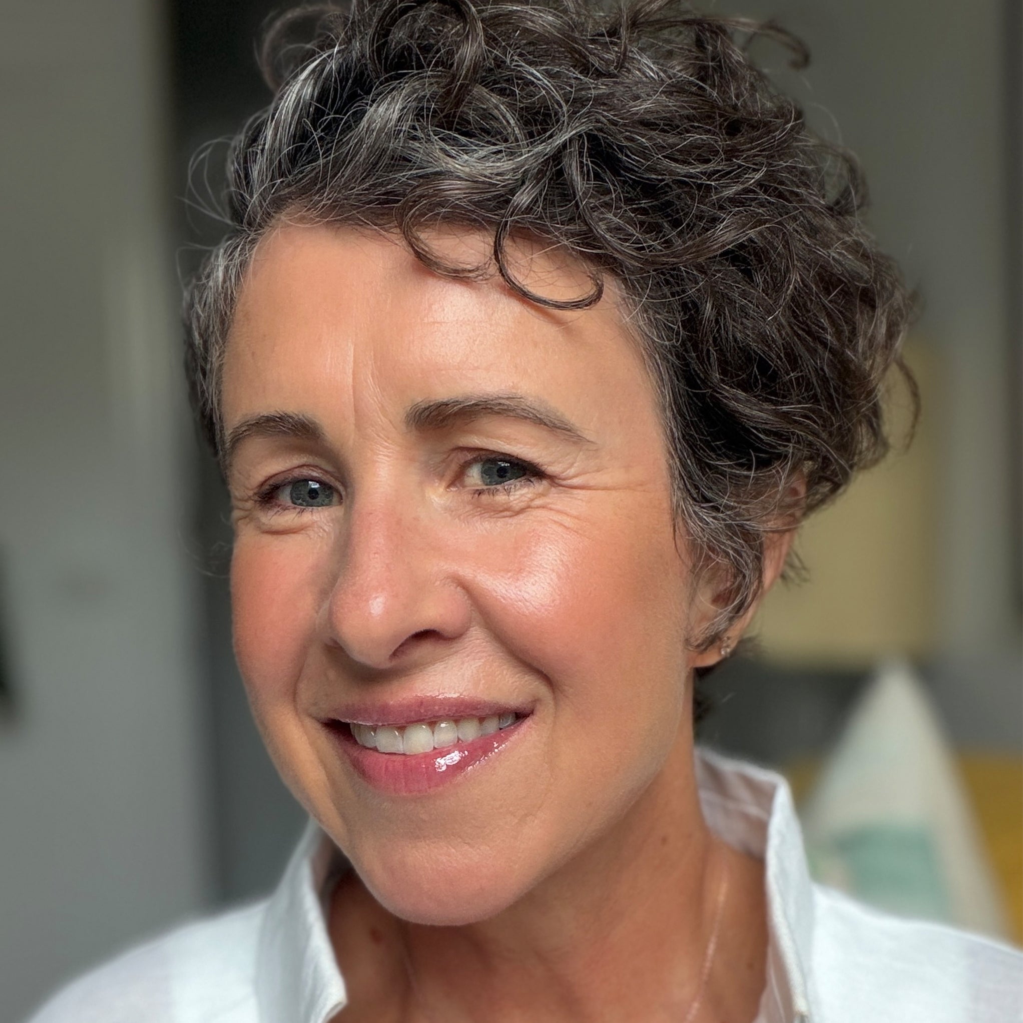 Amy wearing Aleph Aura Gloss: Bare