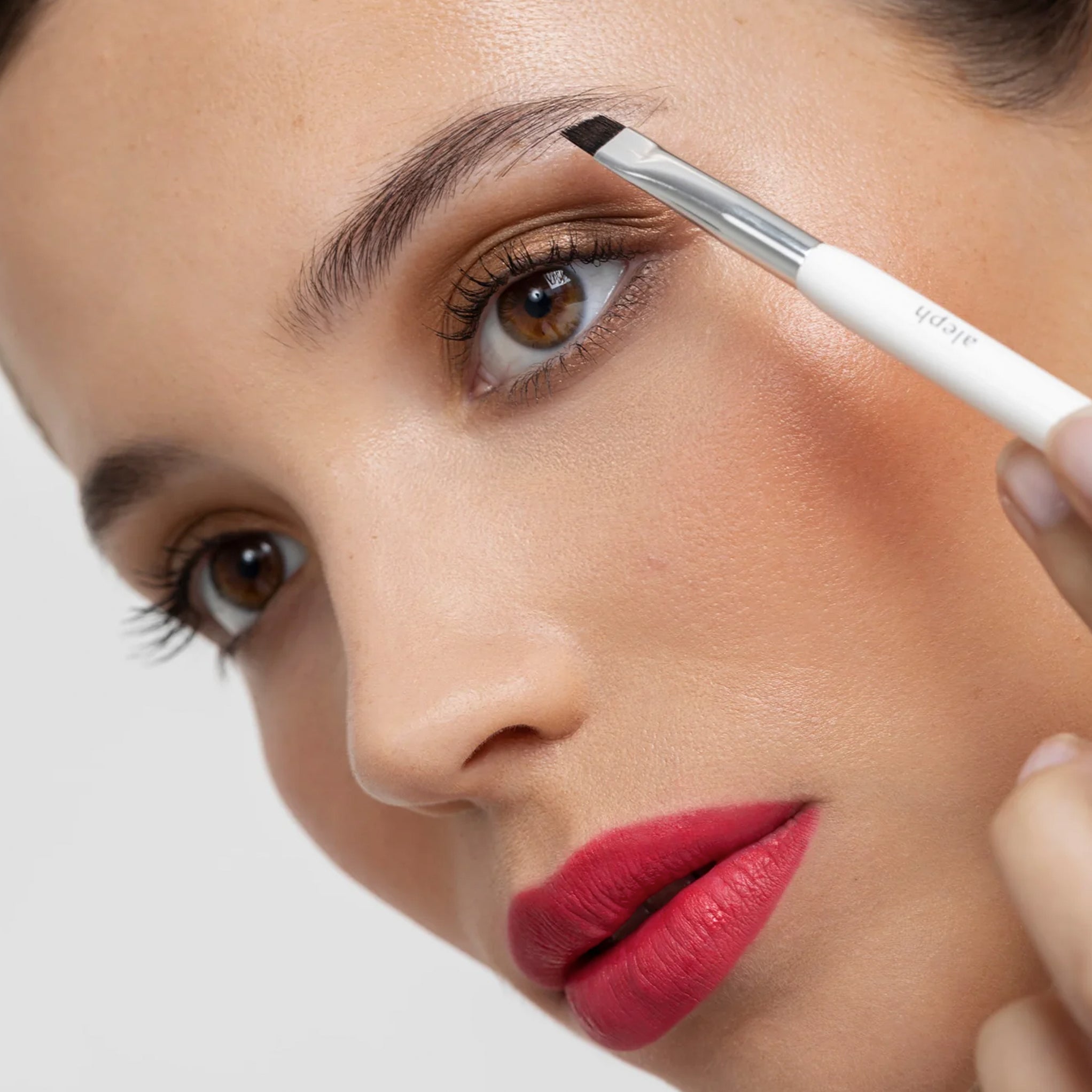 Model using Aleph Duo Liner/Brow Brush