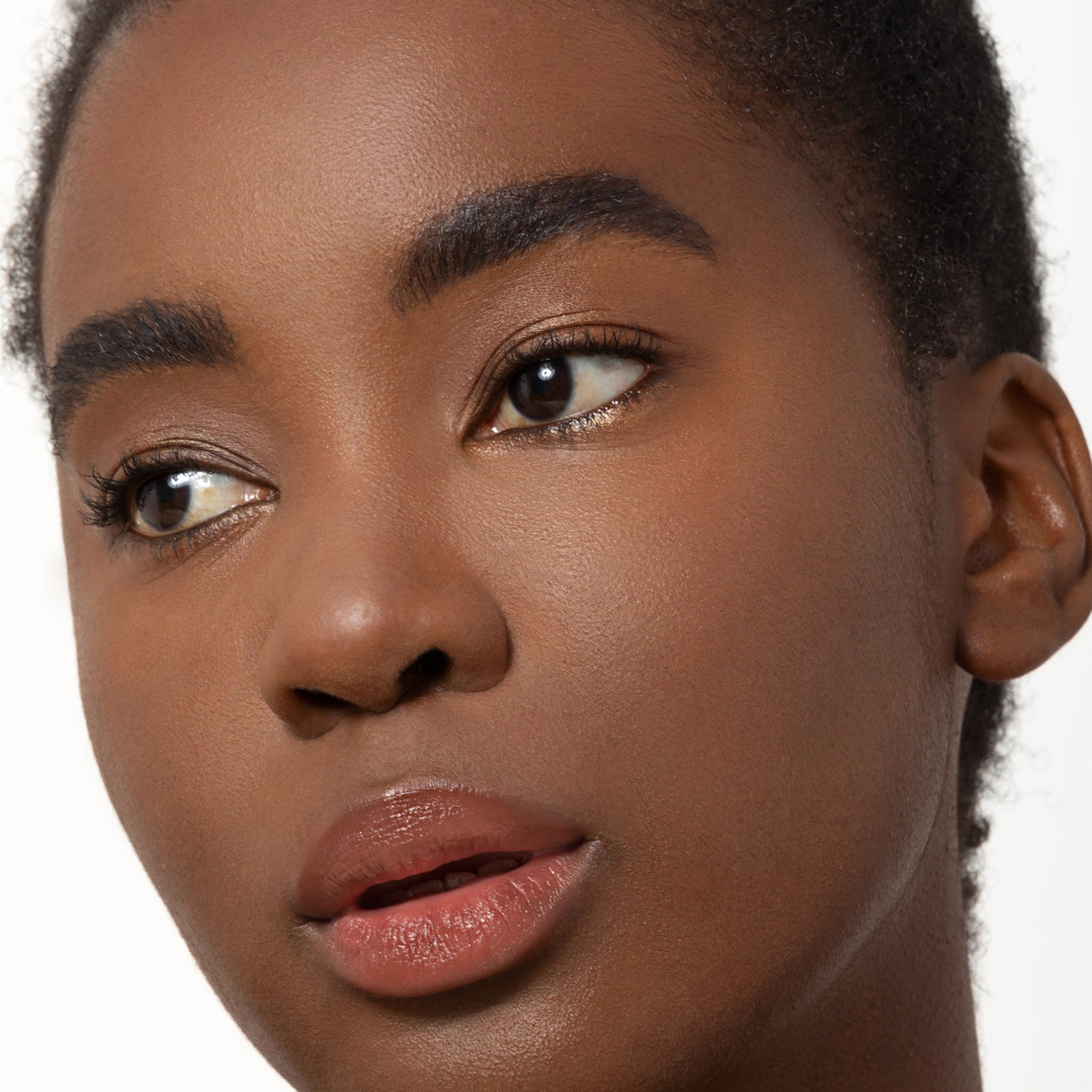 Model wearing Aleph Concealer / Foundation 7.5 Neutral/Red Dark