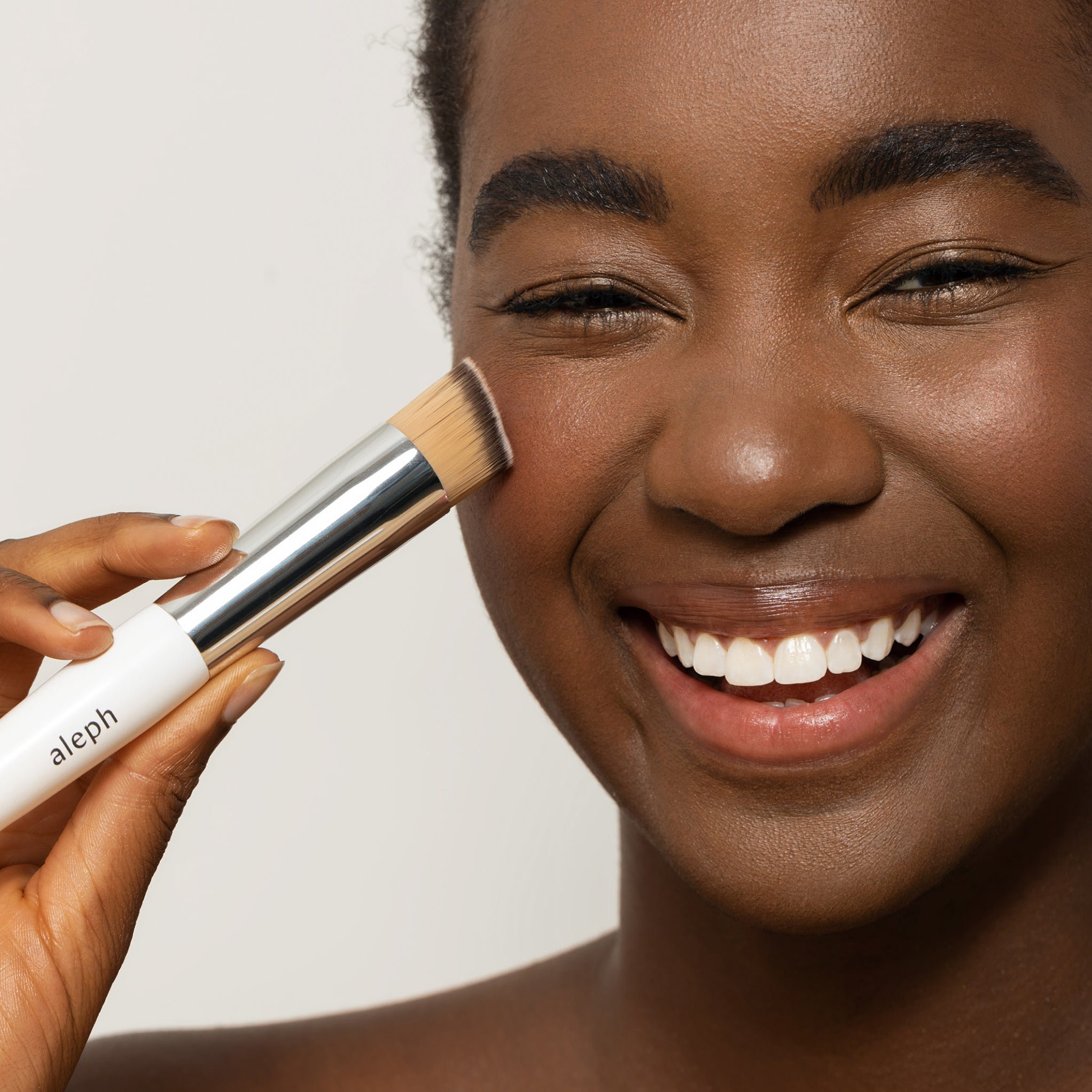 Model using Aleph Vegan Diffuser Brush