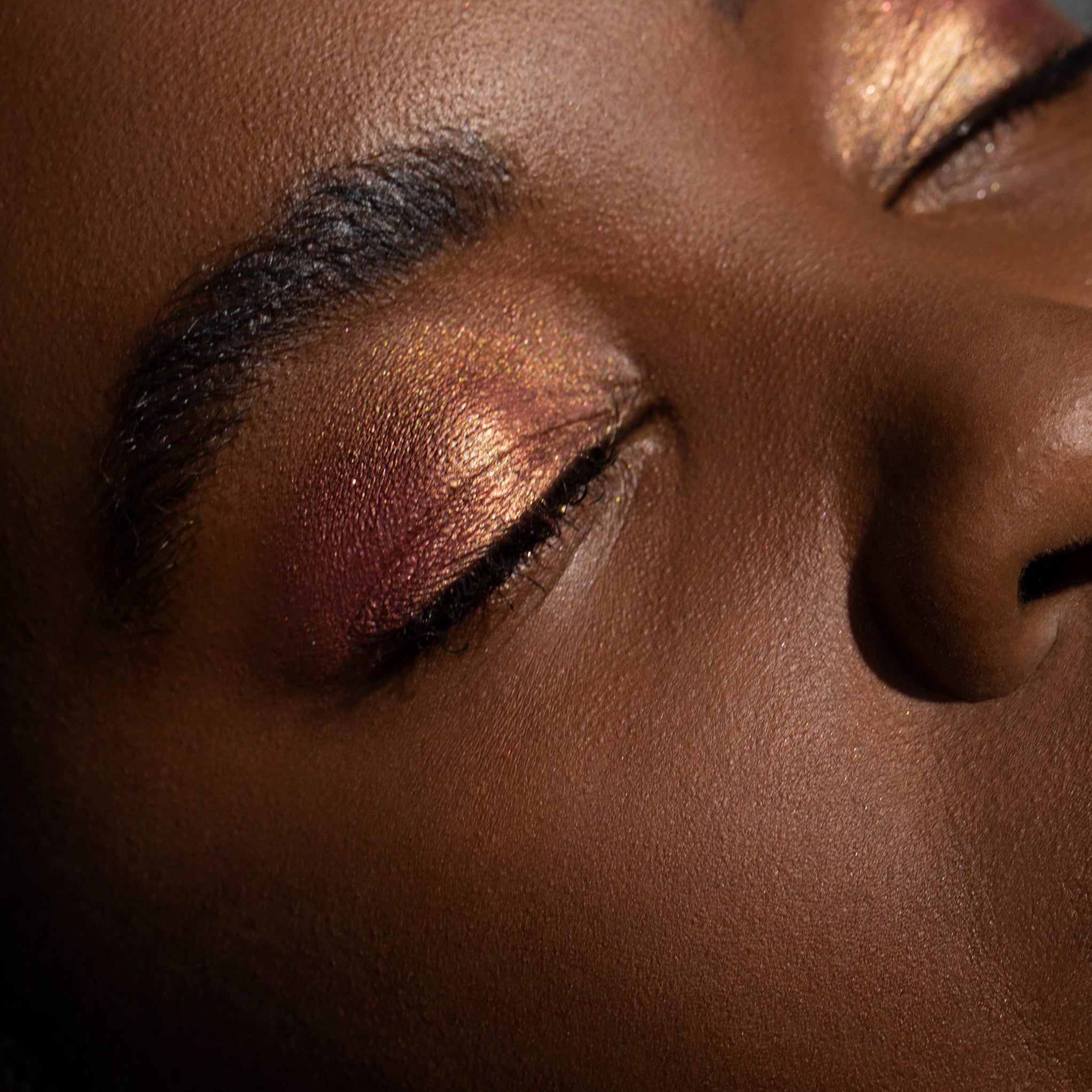 Model wearing Aleph Hybrid Eye Pigment - Meteorite