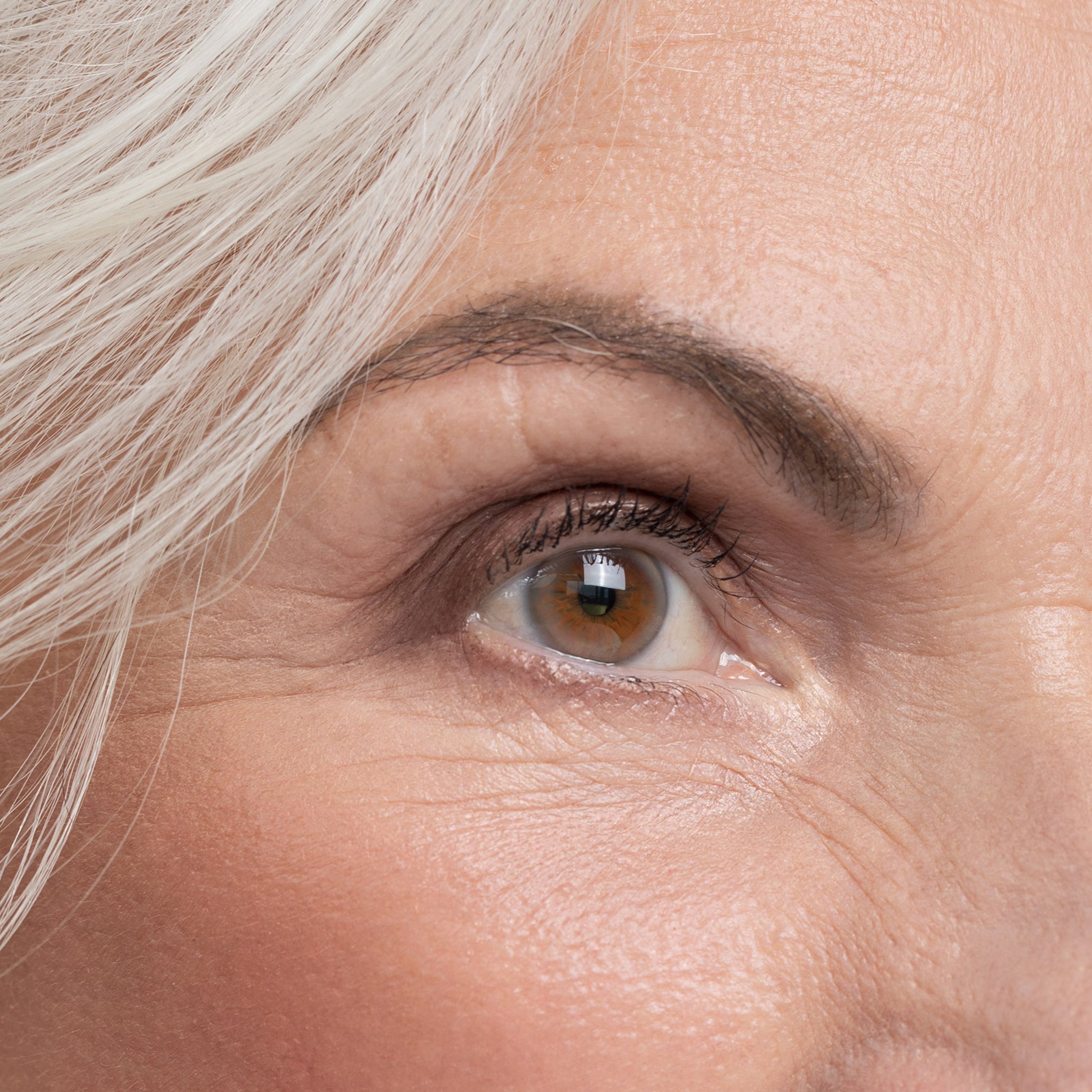 Model wearing Aleph Hybrid Eye Pigment - Glint