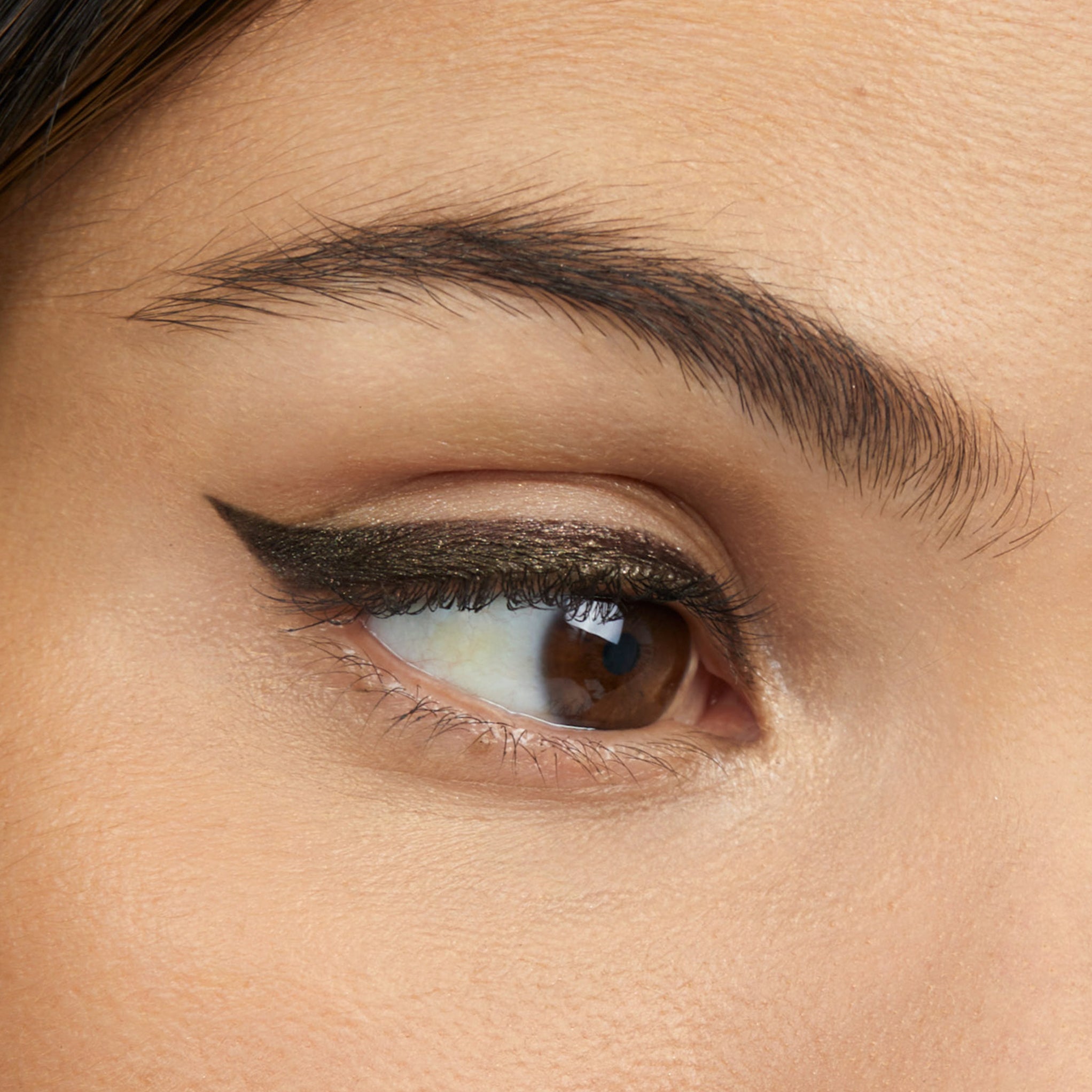 Model wearing Aleph Hybrid Eye Pigment - Incense