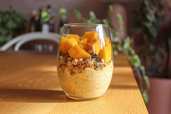 Mango Turmeric Collagen Overnight Oats