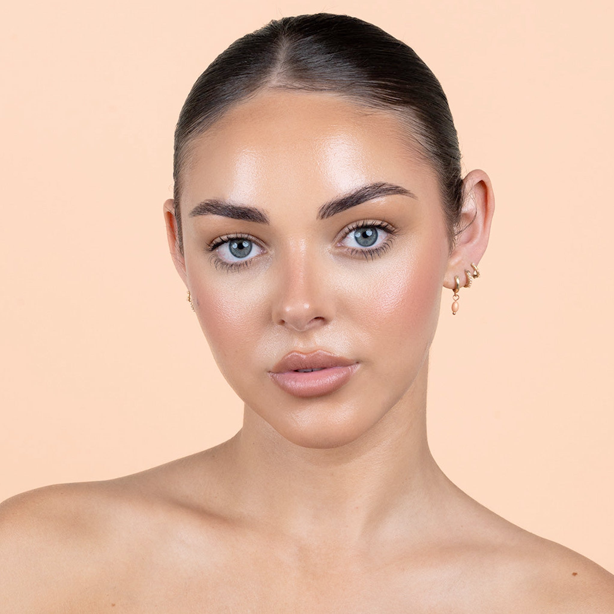 Model wearing Avocado Zinc SPF 50 Physical Bronzing Drops