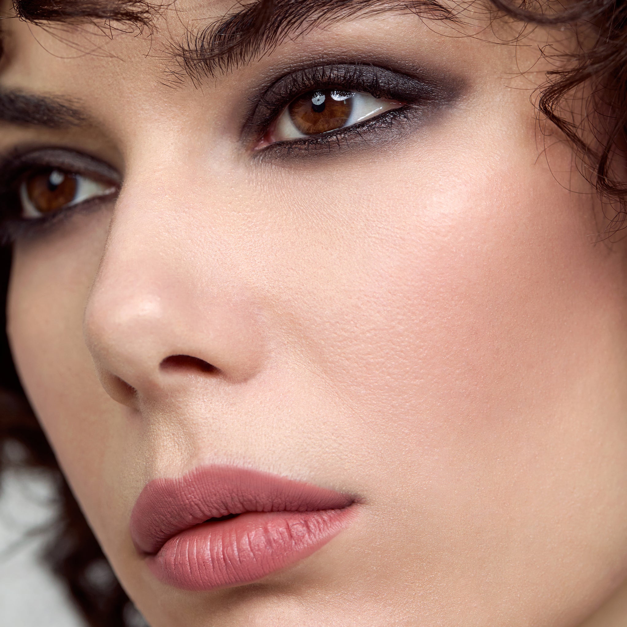 Model wearing Aleph Eye/Lip Multi-Liner: Noir
