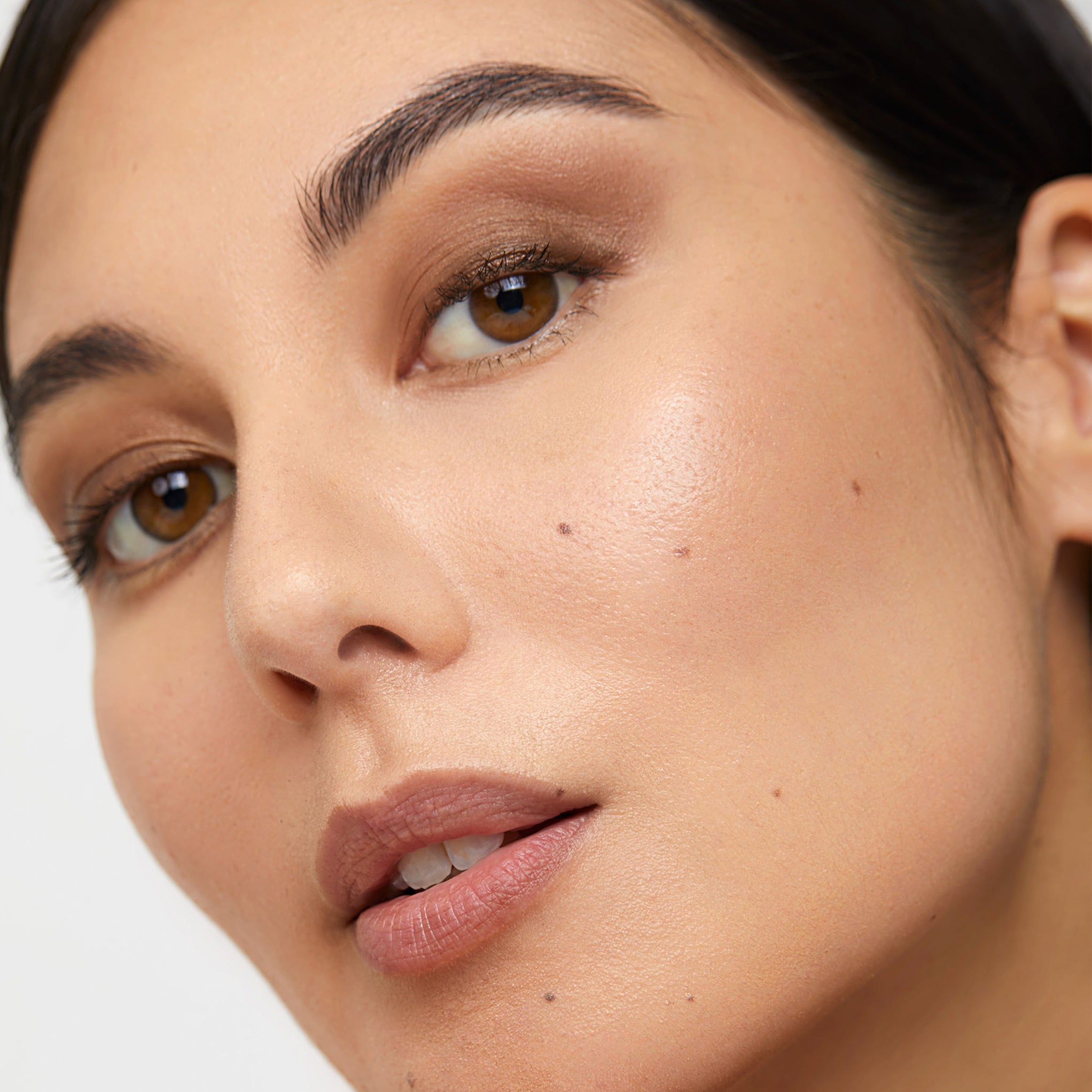Model wearing Aleph Hybrid Eye Pigment - Meteorite